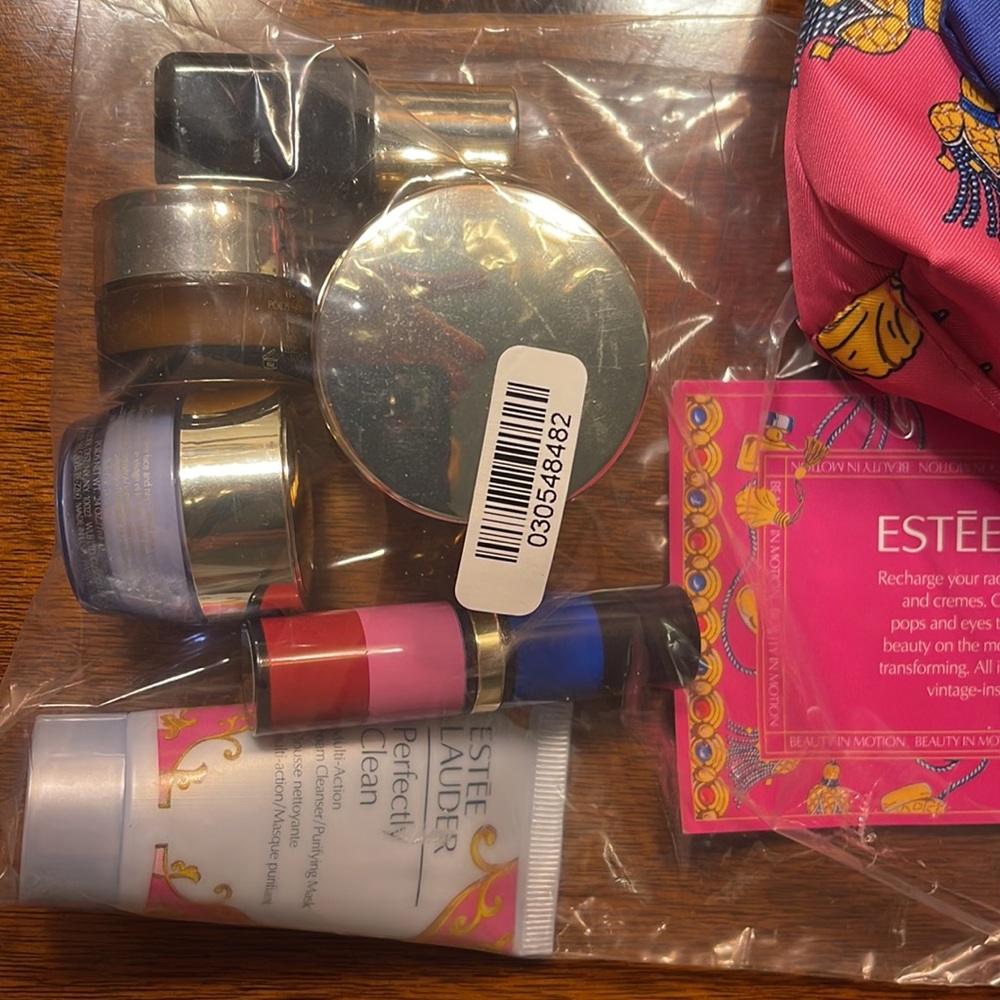 Estée Lauder Skin Care with cosmetic bag - Picture 3 of 6